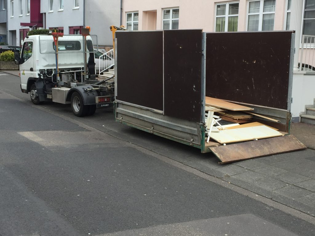 Mini Container LKW für Haus und Wohnungsauflösung in Köln